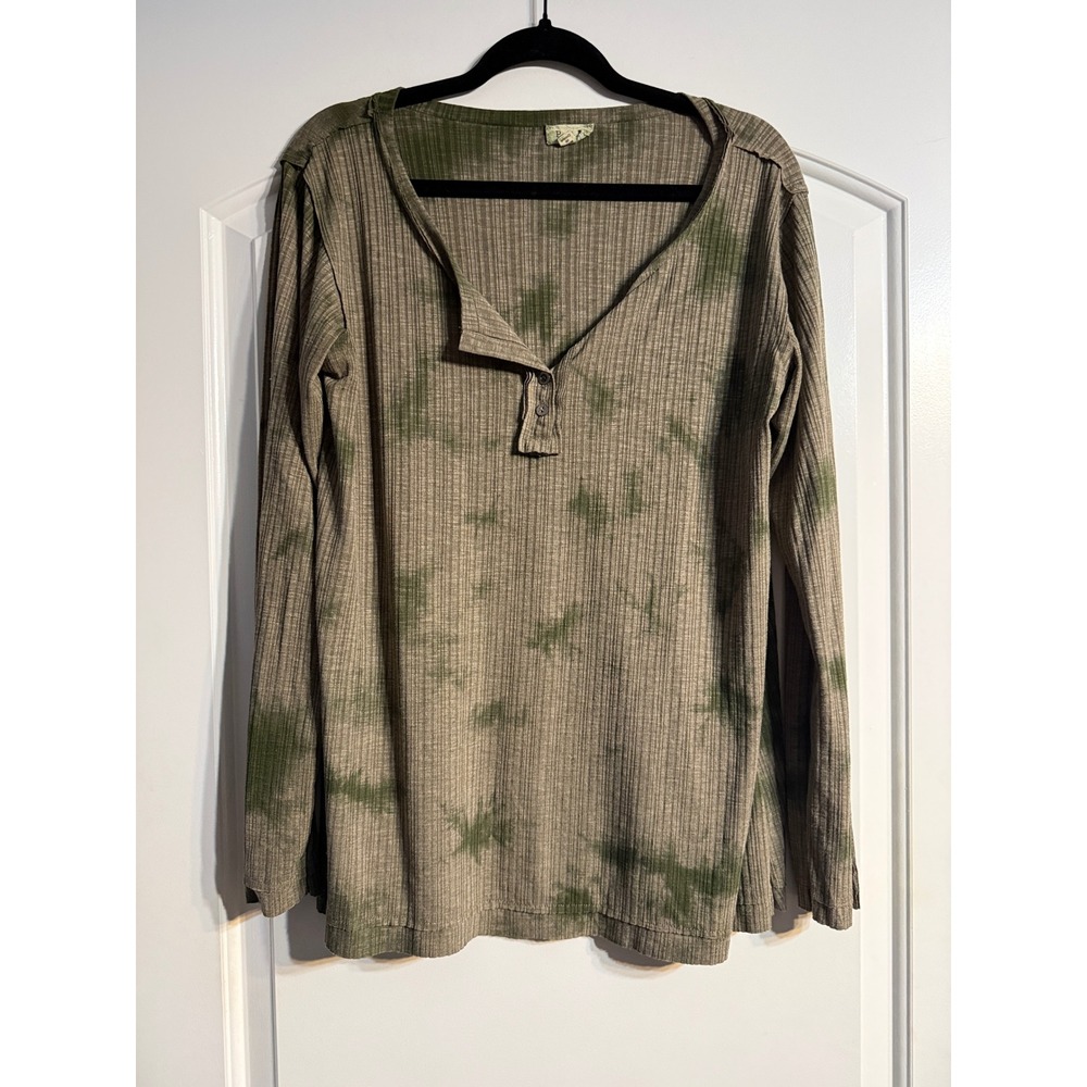 POL Henley Top Medium Green Tie Dye Ribbed Button Cuff Boho Earthy Rustic